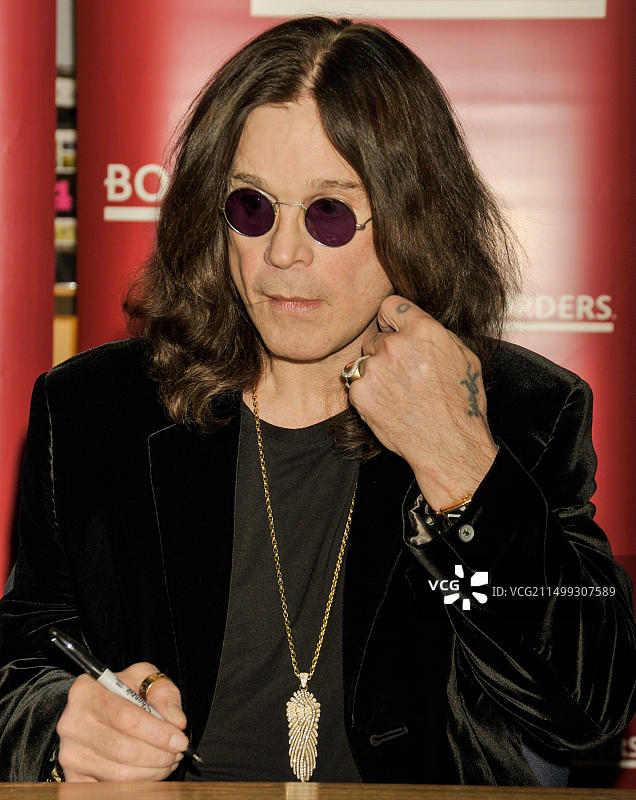 美国宾夕法尼亚州费城：奥兹·奥斯本在书店签售新书《我是奥兹》图片素材