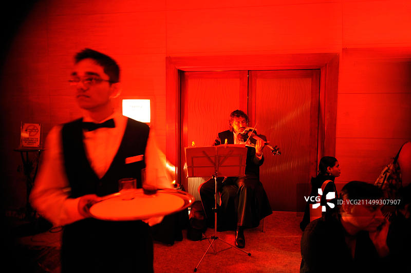 餐厅现场音乐：音乐家演奏小提琴图片素材