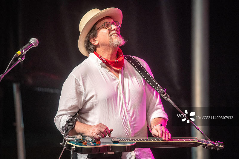 传奇的蓝草音乐家杰里·道格拉斯在美国马里兰州索尔兹伯里举行的2019年国家民俗节上表演图片素材