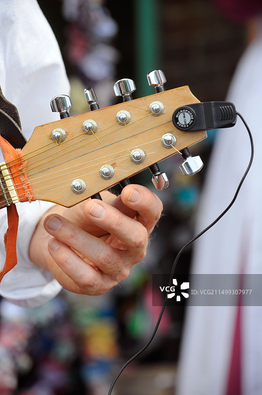 正在调音曼陀林的乐师图片素材