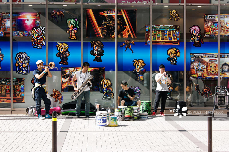 秋叶原游戏商店前的街头音乐家图片素材