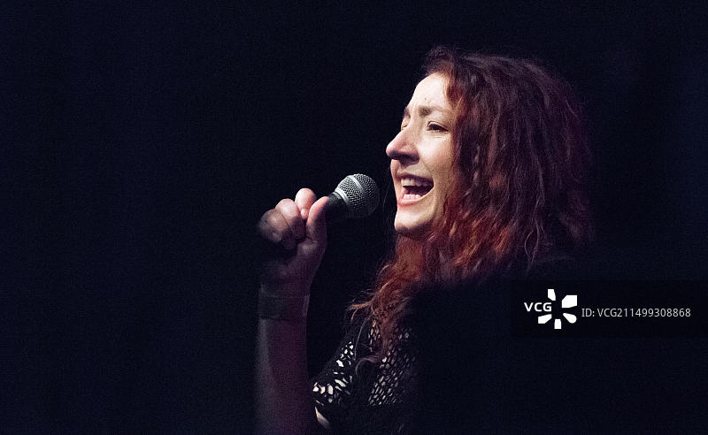 3sticks民间乐队的珍妮·纽曼在2019年Southwell音乐节上现场演出图片素材