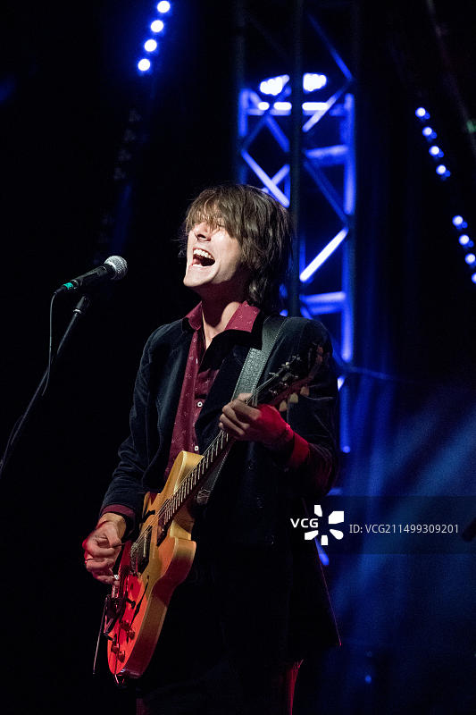 美国吉他手约书亚·库克在2019年索斯韦尔音乐节的舞台上现场表演图片素材