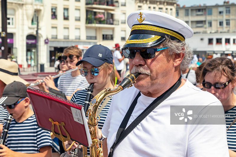 杜埃巨人节游行，庆祝巨人象征的年度节日图片素材