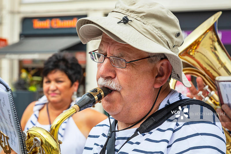 巨人之游：杜埃的巨人节图片素材