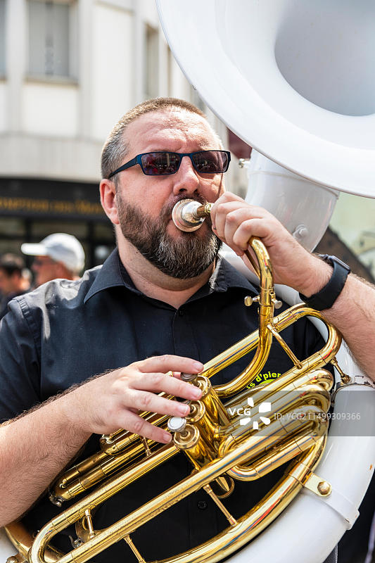 杜埃巨人节游行，庆祝巨人象征的年度节日图片素材