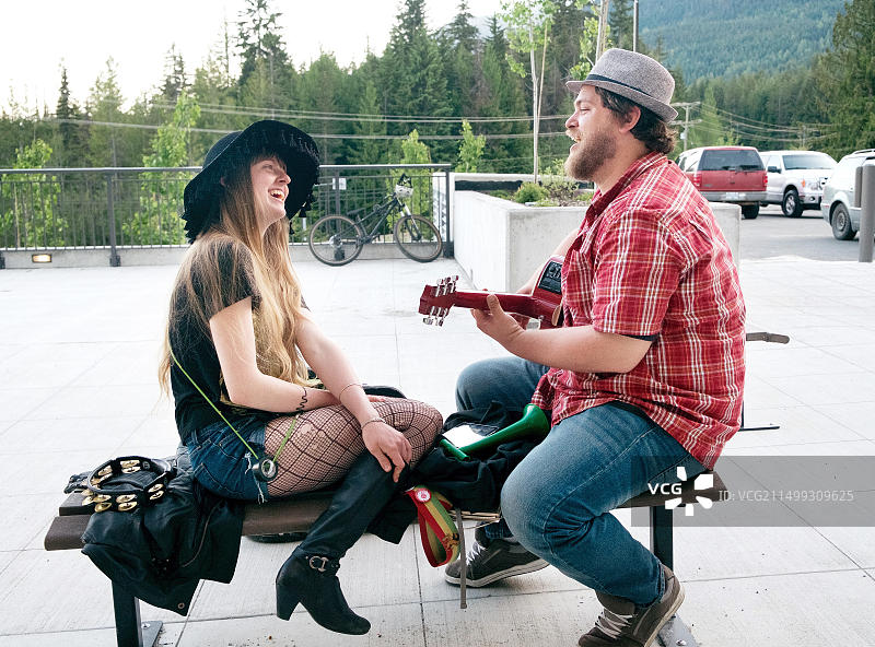 街头音乐家在购物中心前合唱，加拿大惠斯勒图片素材