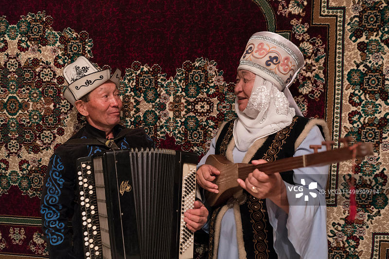 吉尔吉斯斯坦科奇科尔一所房子里的吉尔吉斯音乐家表演图片素材