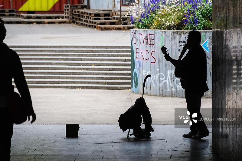 在通道上演奏的街头音乐家图片素材