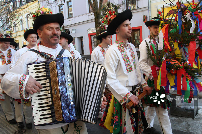人们在斯洛伐克享受忏悔节（圣灰星期三），这标志着斋戒40天的开始图片素材