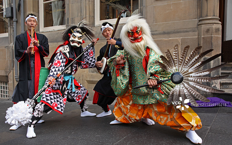 爱丁堡皇家英里爱丁堡边缘艺术节上的日本舞蹈团图片素材