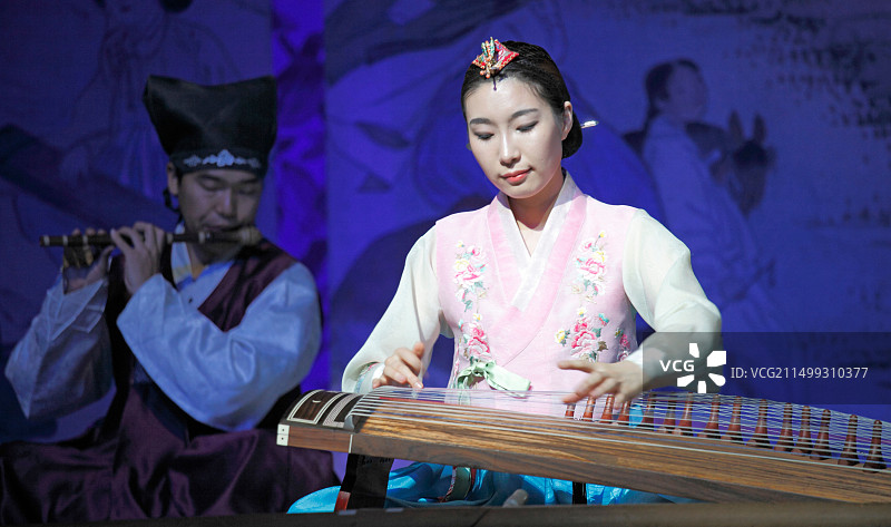 韩国首尔韩国之家传统音乐家伽倻琴长笛图片素材