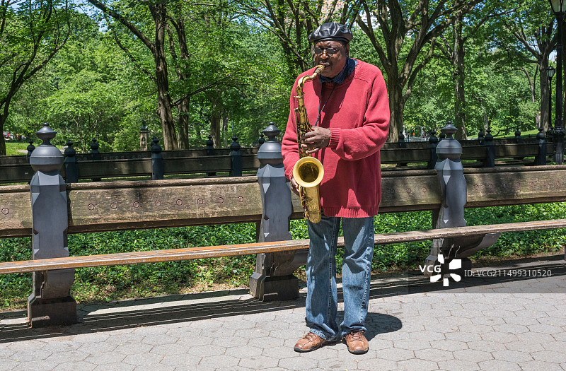 在纽约中央公园演奏次中音萨克斯的爵士乐手图片素材