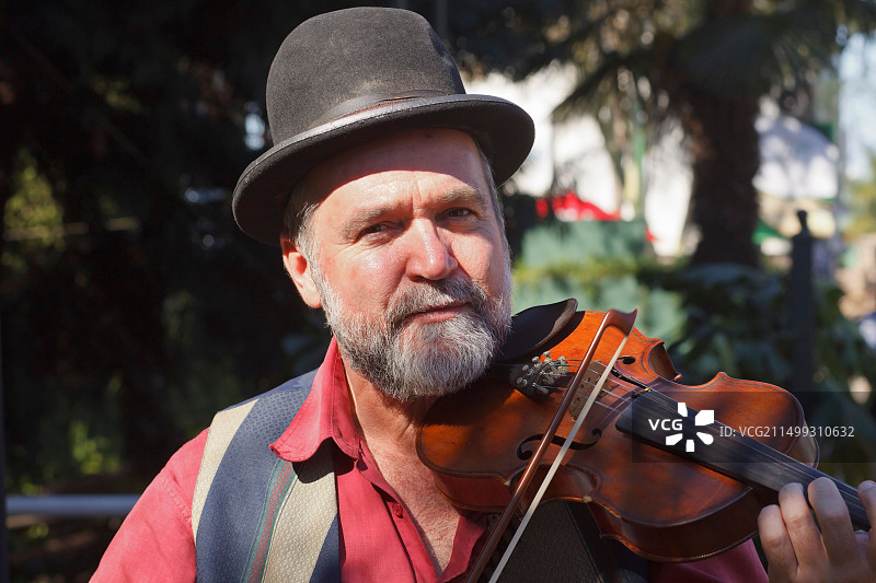 在南非夸祖鲁-纳塔尔省彼得马里茨堡皇家农业展览会上演奏小提琴的街头艺人图片素材