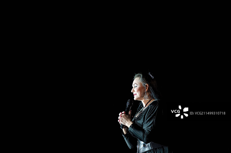 2011年2月18日，加利福尼亚州萨克拉门托- Crystal Gayle在Rocklin的Thunder Valley赌场舞台上表演图片素材