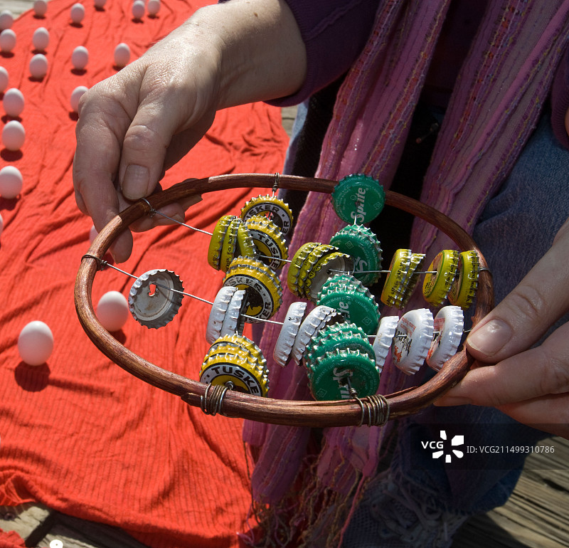 在纽约南街海港，一名妇女展示她在肯尼亚制作的铃鼓图片素材