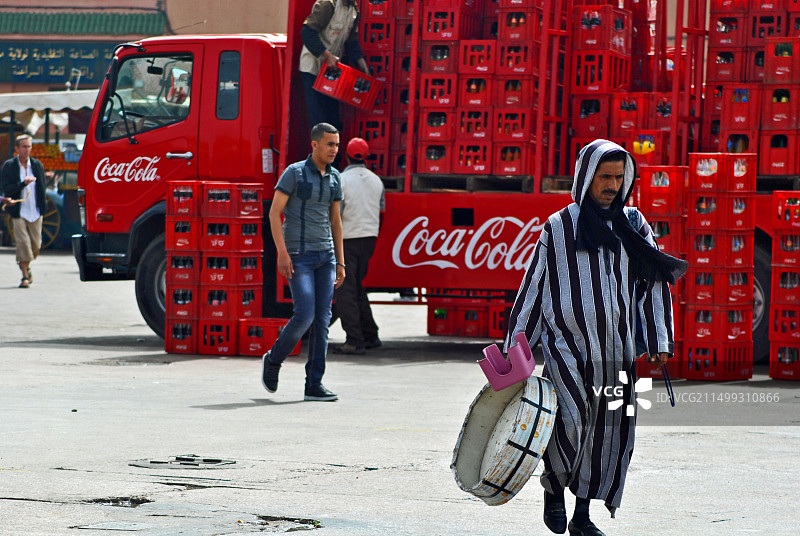 可乐卡车与摩洛哥音乐家，摩洛哥马拉喀什。图片素材