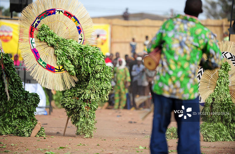 在布基纳法索德杜古举行的Festima艺术节上，表演者戴着树叶面具图片素材