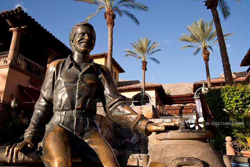 加利福尼亚州棕榈泉市中心 Sonny Bono 的青铜雕像图片素材