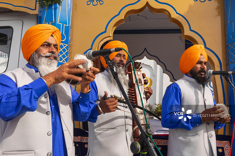 英格兰肯特郡锡克教寺庙年度丰收节，演奏传统音乐的音乐家图片素材
