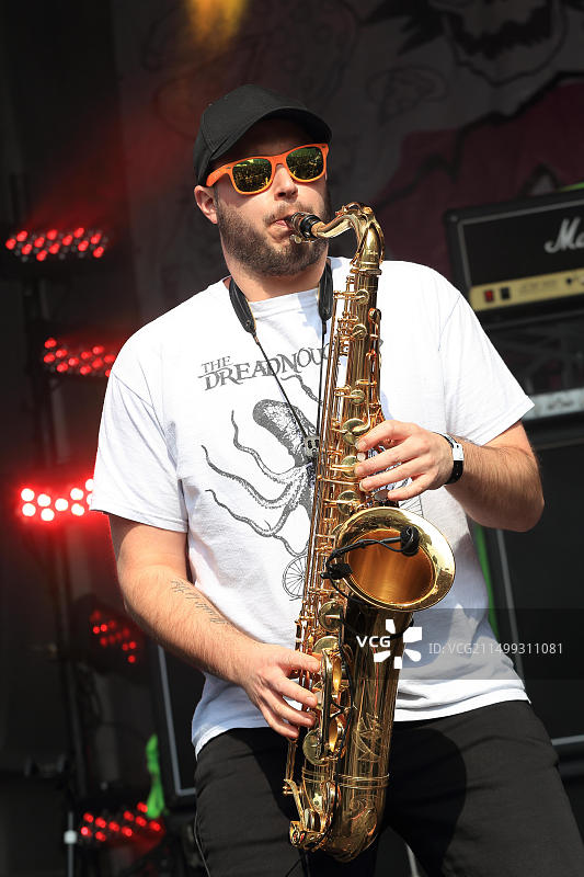 加拿大魁北克。长号演奏者Josh Michaud在蒙特利尔Pouzza音乐节上与Kman & the 45s乐队现场表演图片素材