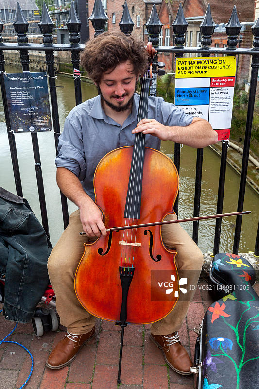 英国苏塞克斯郡刘易斯大街上的街头艺人演奏音乐图片素材