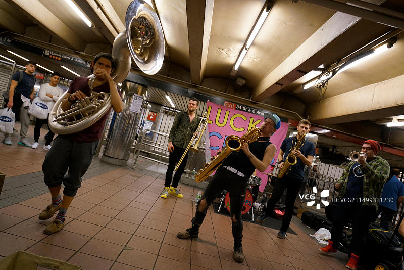 纽约曼哈顿先驱广场地铁站的铜管乐队表演图片素材