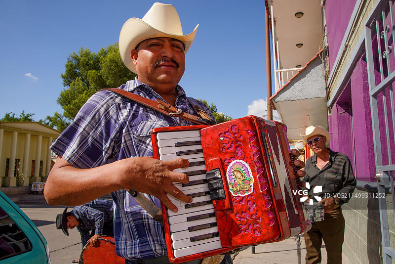 Los Hermanos Moroyoqui乐队在墨西哥诺加莱斯街头演奏图片素材