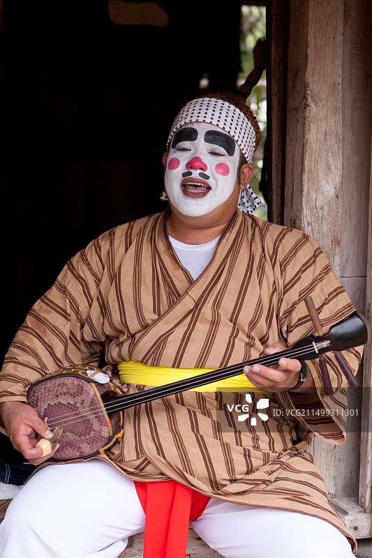 在冲绳主岛琉球村表演的传统冲绳流浪艺人图片素材