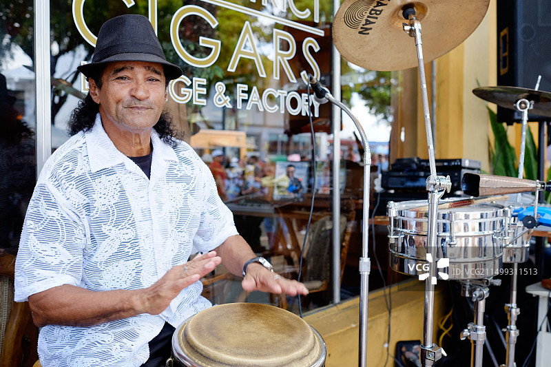 迈阿密卡列奥乔节上的鼓手图片素材