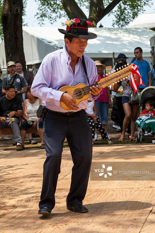 在萨拉瓦哈舞中演奏查朗戈琴的音乐人图片素材