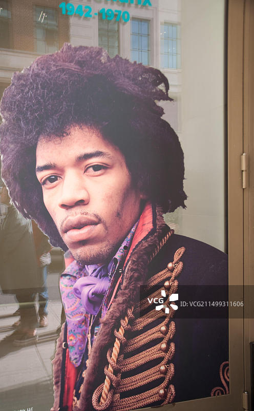 英国伦敦坎伯兰酒店窗户上的吉米·亨德里克斯画像图片素材