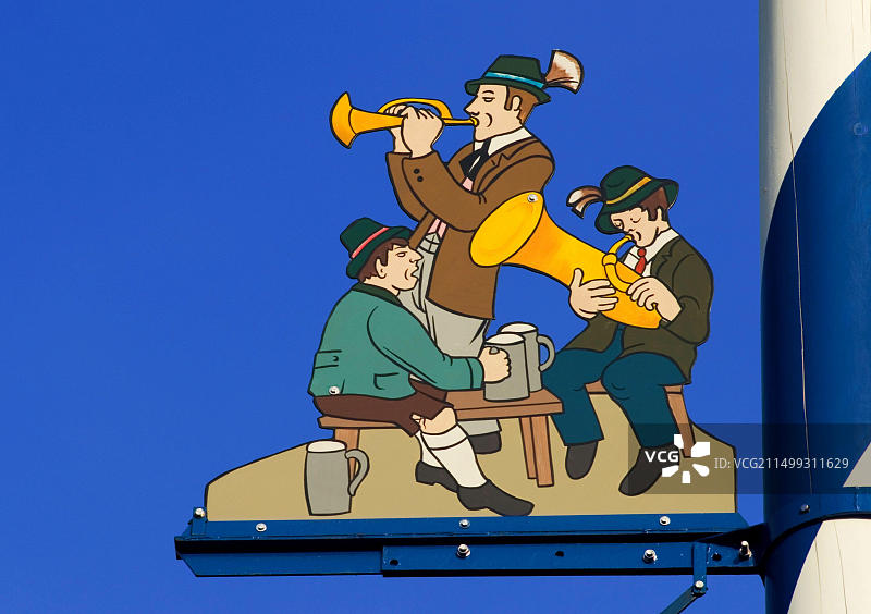 德国慕尼黑维克图阿连市场啤酒饮用者和音乐家图片素材