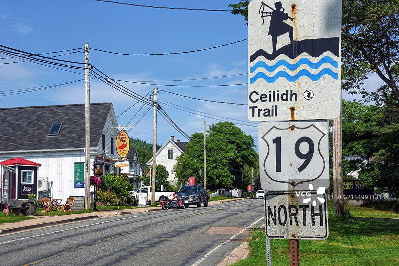 加拿大马布，2023年7月26日：盖尔语Ceilidh Trail路标图片素材