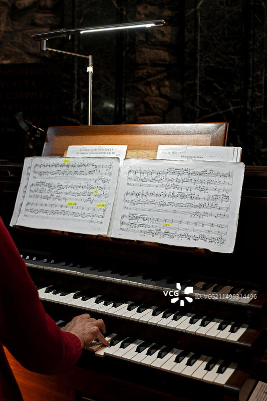 演奏乐谱的管风琴演奏者图片素材