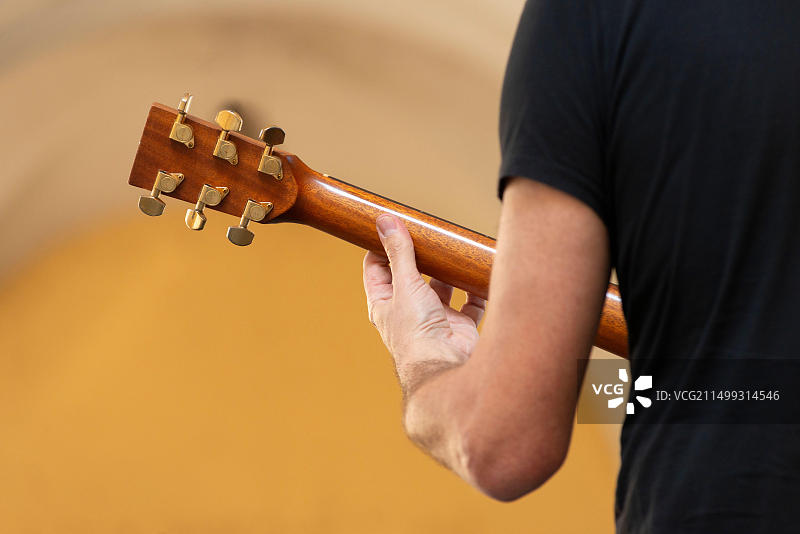 男吉他手演奏歌曲图片素材