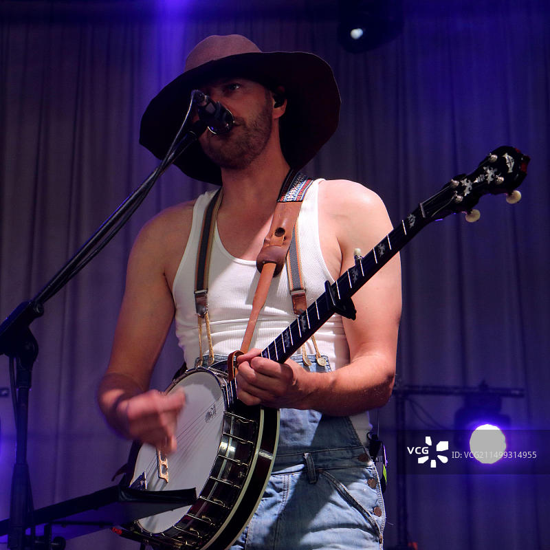 史蒂夫·N·海鸥乐队的班卓琴手兼歌手赫尔曼在2023年拜伦湾蓝调音乐节上的舞台上图片素材