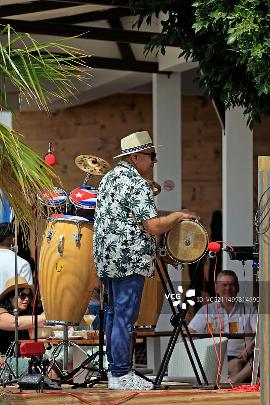 在兰萨罗特岛卢比肯码头酒吧演奏的音乐家，2023年2月图片素材