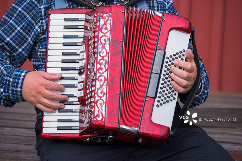 男人在冰岛演奏手风琴的特写图片素材
