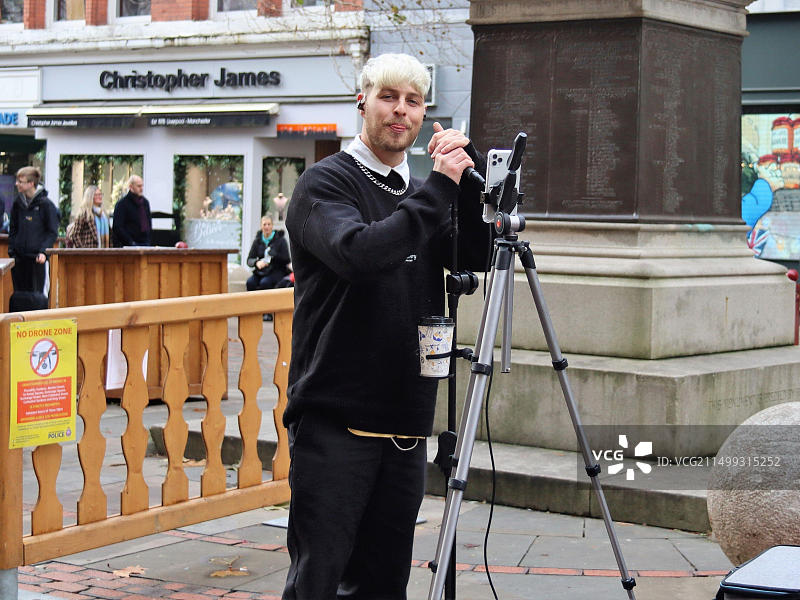 一位对着镜头微笑的快乐街头艺术家图片素材