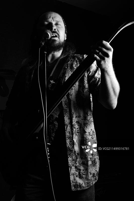 SymhaTree乐队的贝斯吉他手兼伴唱杰·沃克图片素材