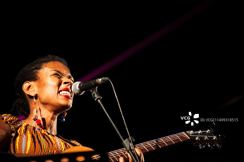葡萄牙爵士歌手兼作曲家卡门·索萨在演唱会上现场演唱图片素材