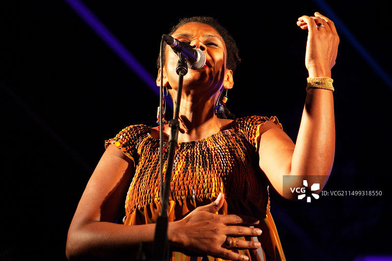 葡萄牙爵士歌手兼作曲家卡门·索萨在演唱会上现场演唱图片素材