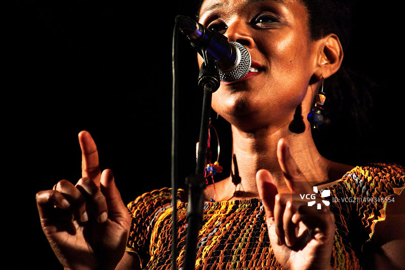 葡萄牙爵士歌手兼作曲家卡门·索萨在演唱会上现场演唱图片素材