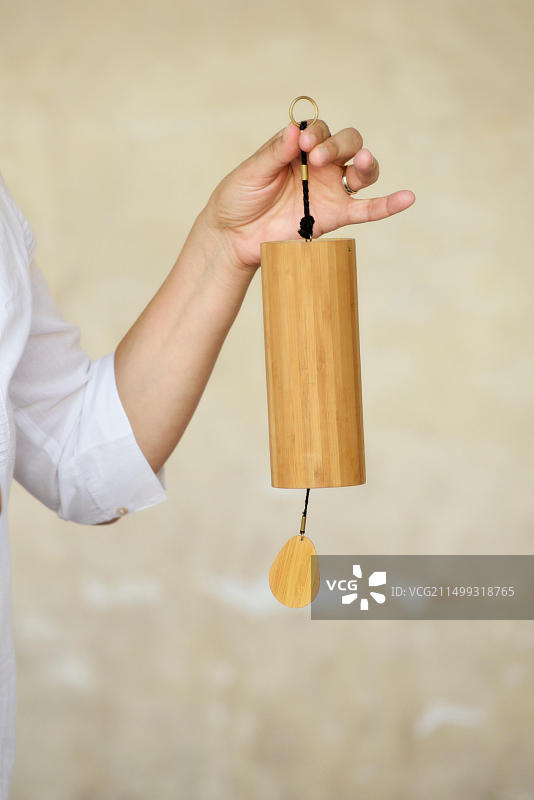 女性手部在瑜伽课上拿着钟琴图片素材