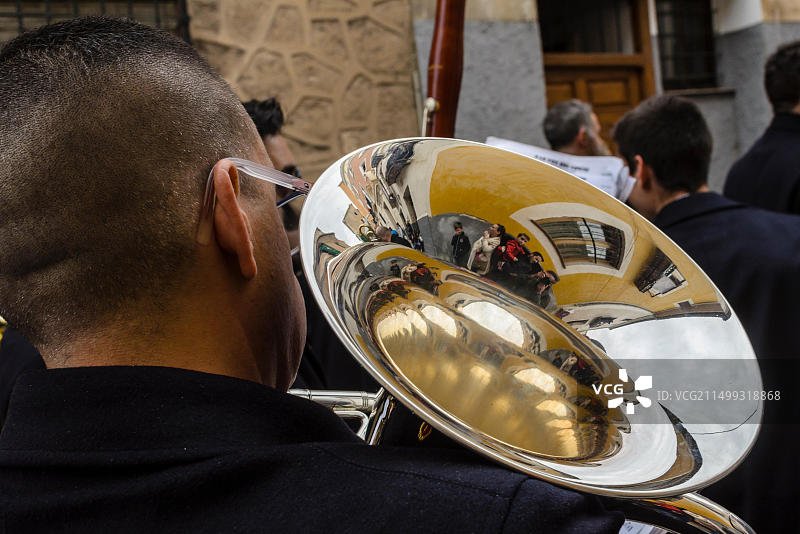 西班牙昆卡市。2019年4月21日。圣周期间在宪法广场与音乐家一起举行的El Encuentro游行。图片素材