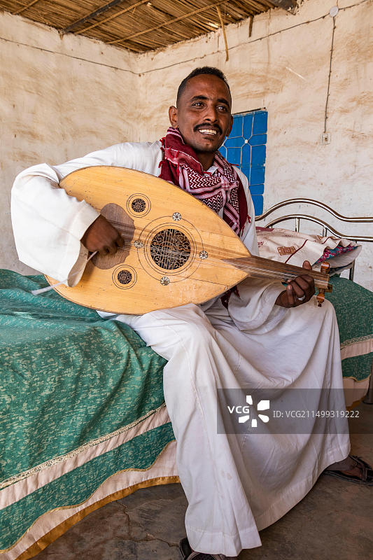 努比亚男子演奏乌德琴，位于苏丹北部科沙图片素材