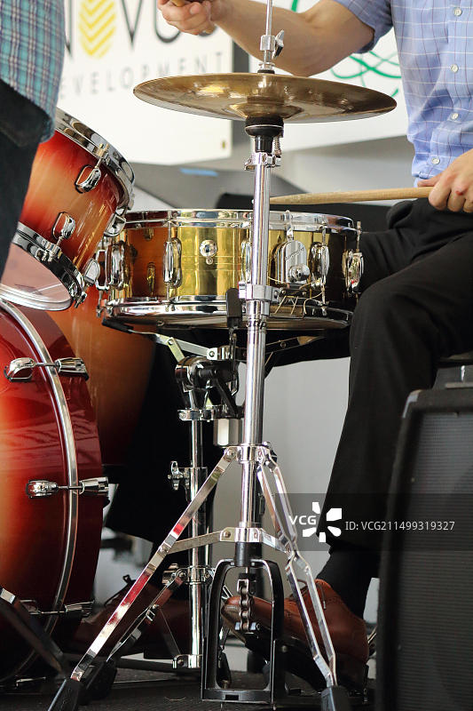 打击乐手演奏鼓组图片素材