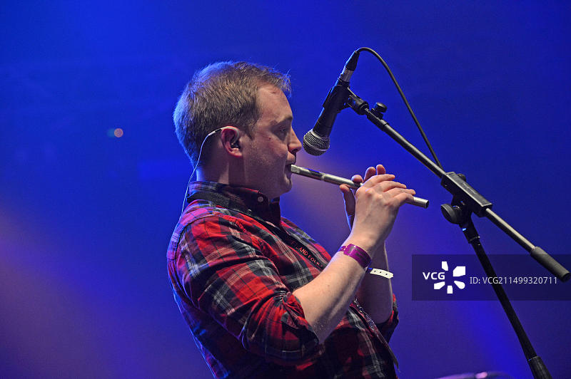 在2018年设德兰民俗音乐节上演奏的苏格兰民间传统乐队Ho-Ro图片素材