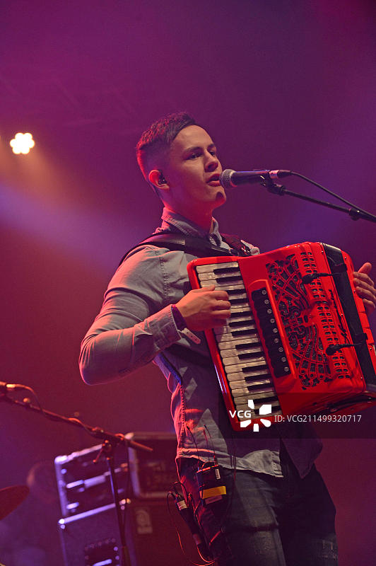 在2018年设德兰民俗音乐节上演奏的苏格兰民间传统乐队Ho-Ro图片素材